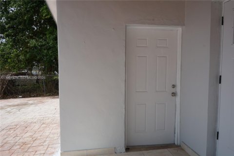 Propiedad comercial en alquiler en Miami, Florida, 1 dormitorio, 178.65 m2 № 2062824 - foto 4
