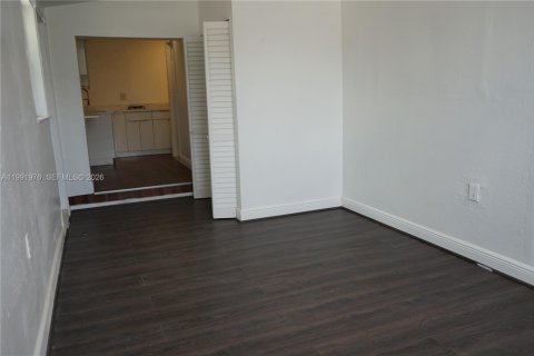 Propiedad comercial en alquiler en Miami, Florida, 1 dormitorio, 178.65 m2 № 2062824 - foto 12