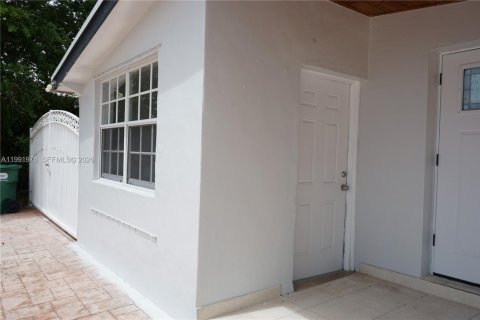Propiedad comercial en alquiler en Miami, Florida, 1 dormitorio, 178.65 m2 № 2062824 - foto 2