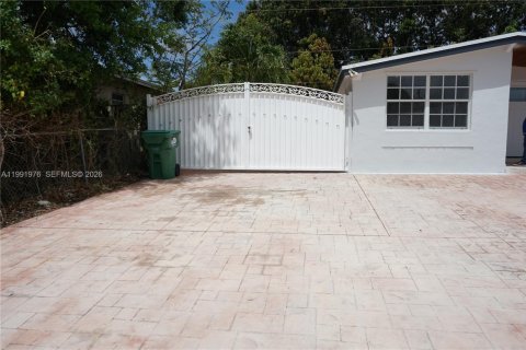 Propiedad comercial en alquiler en Miami, Florida, 1 dormitorio, 178.65 m2 № 2062824 - foto 6