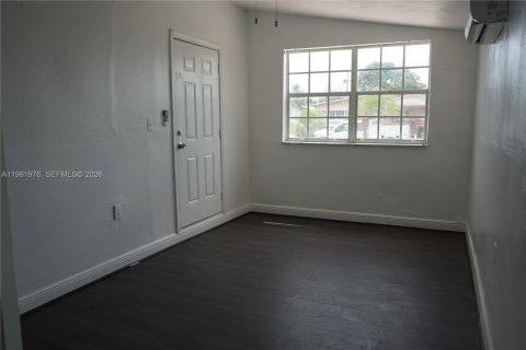 Propiedad comercial en alquiler en Miami, Florida, 1 dormitorio, 178.65 m2 № 2062824 - foto 11