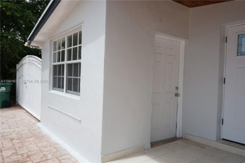 Propiedad comercial en Miami, Florida 1 dormitorio, 178.65 m2 № 2062824