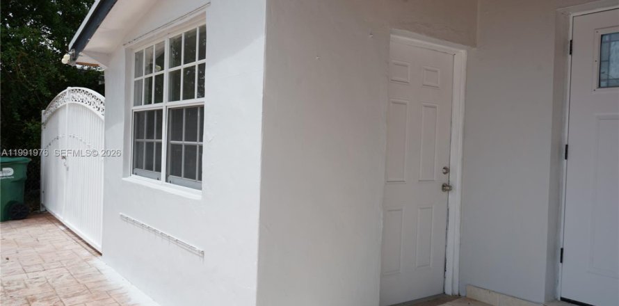 Propiedad comercial en Miami, Florida 1 dormitorio, 178.65 m2 № 2062824