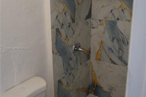 Propiedad comercial en alquiler en Miami, Florida, 1 dormitorio, 178.65 m2 № 2062824 - foto 24