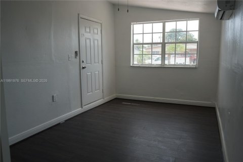 Propiedad comercial en alquiler en Miami, Florida, 1 dormitorio, 178.65 m2 № 2062824 - foto 10