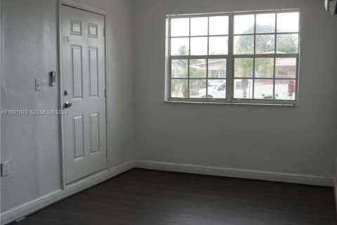 Propiedad comercial en alquiler en Miami, Florida, 1 dormitorio, 178.65 m2 № 2062824 - foto 19