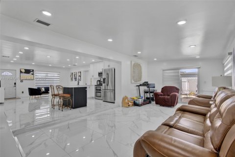 Villa ou maison à vendre à Miami, Floride: 4 chambres, 172.24 m2 № 2024109 - photo 17