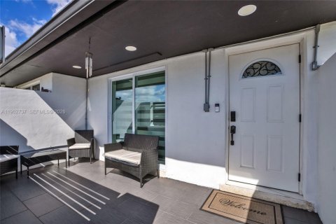 Villa ou maison à vendre à Miami, Floride: 4 chambres, 172.24 m2 № 2024109 - photo 5