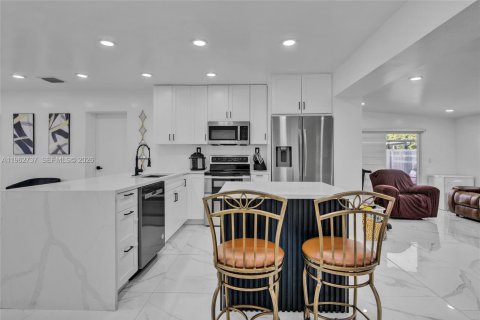 Villa ou maison à vendre à Miami, Floride: 4 chambres, 172.24 m2 № 2024109 - photo 11