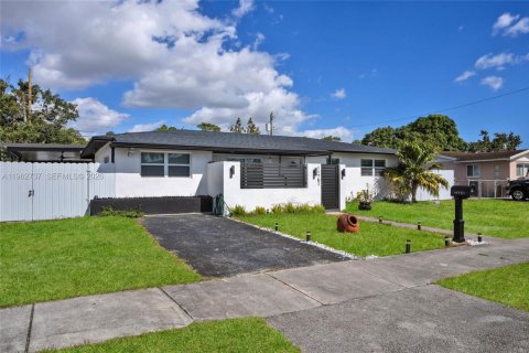 Villa ou maison à vendre à Miami, Floride: 4 chambres, 172.24 m2 № 2024109 - photo 3