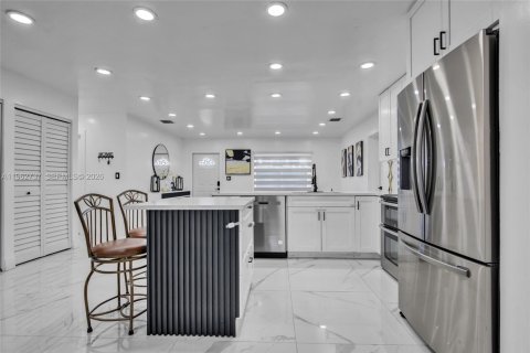 Villa ou maison à vendre à Miami, Floride: 4 chambres, 172.24 m2 № 2024109 - photo 13