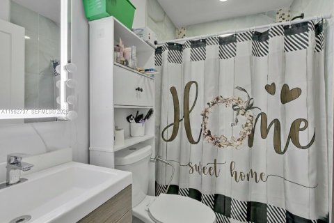 Villa ou maison à vendre à Miami, Floride: 4 chambres, 172.24 m2 № 2024109 - photo 18