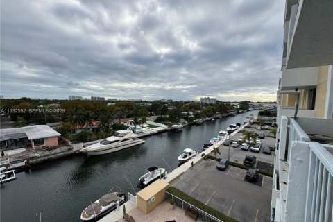 Condo in North Miami, Florida, 1 bedroom  № 1999352 - photo 15