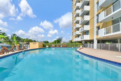 Condo in North Miami, Florida, 1 bedroom  № 1999352 - photo 29