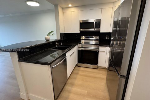 Condo in North Miami, Florida, 1 bedroom  № 1999352 - photo 7