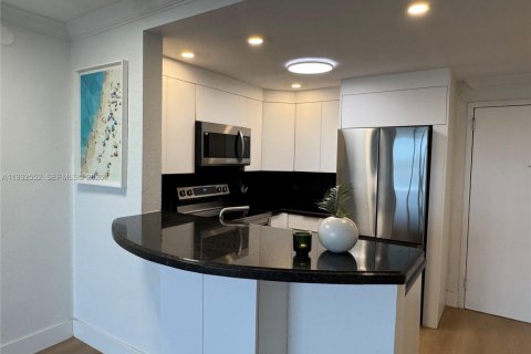Condo in North Miami, Florida, 1 bedroom  № 1999352 - photo 4
