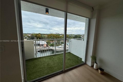 Condo in North Miami, Florida, 1 bedroom  № 1999352 - photo 13