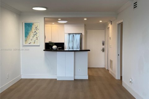 Condo in North Miami, Florida, 1 bedroom  № 1999352 - photo 3