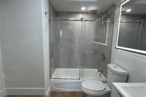 Condo in North Miami, Florida, 1 bedroom  № 1999352 - photo 12