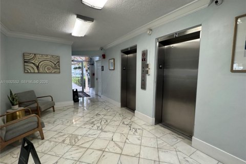 Condo in North Miami, Florida, 1 bedroom  № 1999352 - photo 25