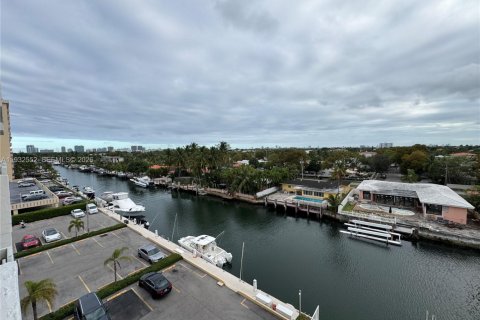 Condo in North Miami, Florida, 1 bedroom  № 1999352 - photo 14