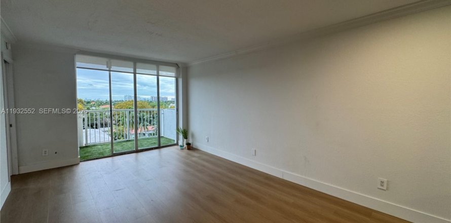 Condo in North Miami, Florida, 1 bedroom  № 1999352