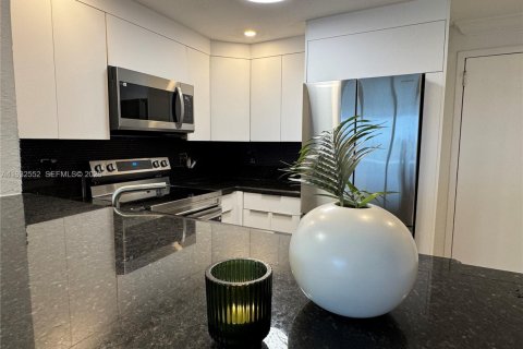 Condo in North Miami, Florida, 1 bedroom  № 1999352 - photo 9