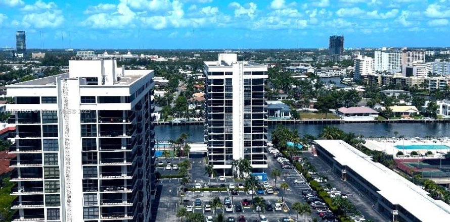 Condo in Hallandale Beach, Florida, 1 bedroom № 1855257