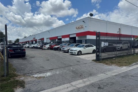 Commercial property in Miami, Florida № 1942994 - photo 4