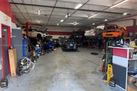 Commercial property in Miami, Florida № 1942994 - photo 1