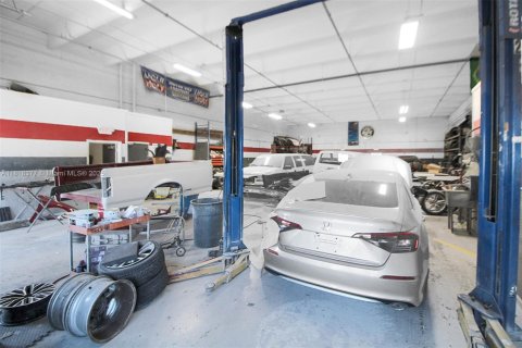 Купить коммерческую недвижимость в Майами, Флорида № 1942994 - фото 12