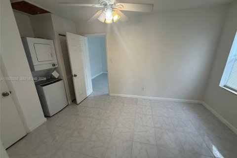 House in Hallandale Beach, Florida 2 bedrooms, 67.35 sq.m. № 1985722 - photo 9