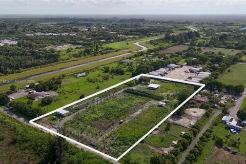 Commercial property in Miami, Florida № 1865018 - photo 1