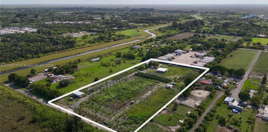 Commercial property in Miami, Florida № 1865018