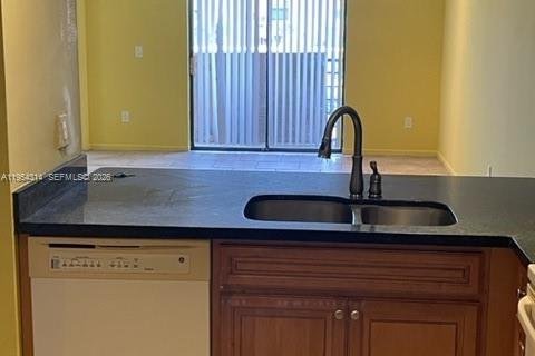 Condo in Miami, Florida, 2 bedrooms № 2153658 - photo 2