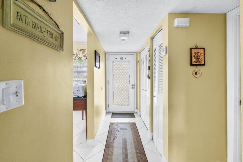 Condo in Lauderhill, Florida, 2 bedrooms  № 1100791 - photo 1