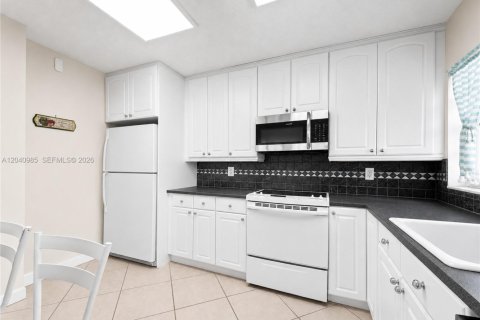 Condominio en venta en Hallandale Beach, Florida, 2 dormitorios, 109.25 m2 № 2276546 - foto 11