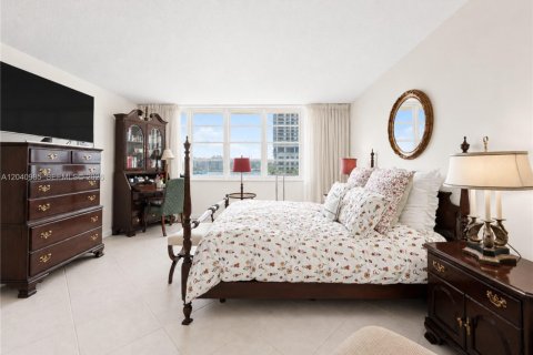 Condominio en venta en Hallandale Beach, Florida, 2 dormitorios, 109.25 m2 № 2276546 - foto 14