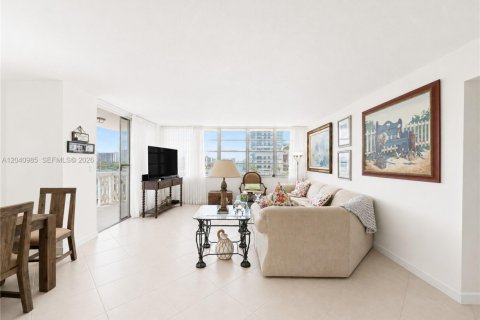 Condominio en venta en Hallandale Beach, Florida, 2 dormitorios, 109.25 m2 № 2276546 - foto 7