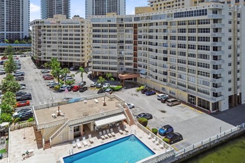 Condominio en venta en Hallandale Beach, Florida, 2 dormitorios, 109.25 m2 № 2276546 - foto 4