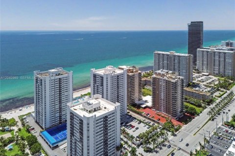 Condominio en Hallandale Beach, Florida, 2 dormitorios  № 2276546