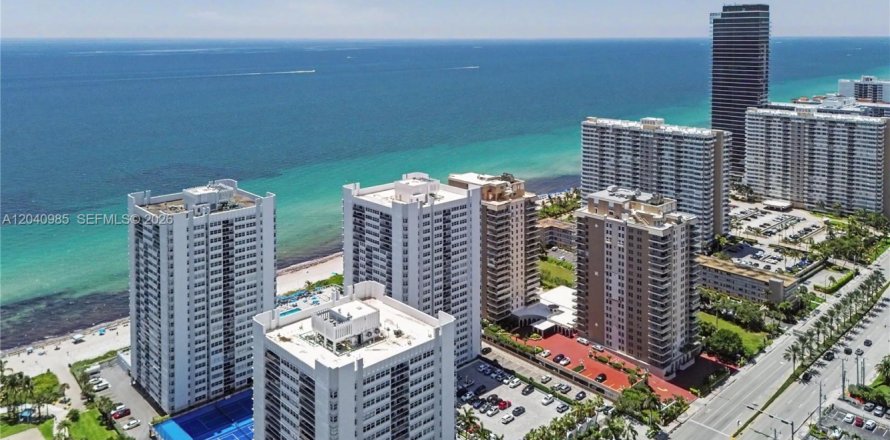 Condominio en Hallandale Beach, Florida, 2 dormitorios  № 2276546