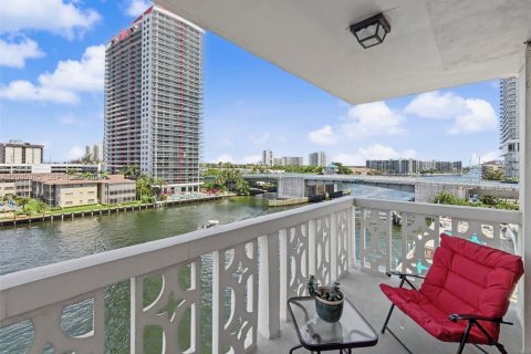 Condominio en venta en Hallandale Beach, Florida, 2 dormitorios, 109.25 m2 № 2276546 - foto 3