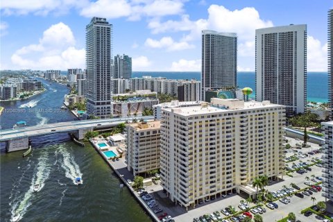 Condominio en venta en Hallandale Beach, Florida, 2 dormitorios, 109.25 m2 № 2276546 - foto 5