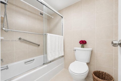 Condominio en venta en Hallandale Beach, Florida, 2 dormitorios, 109.25 m2 № 2276546 - foto 16