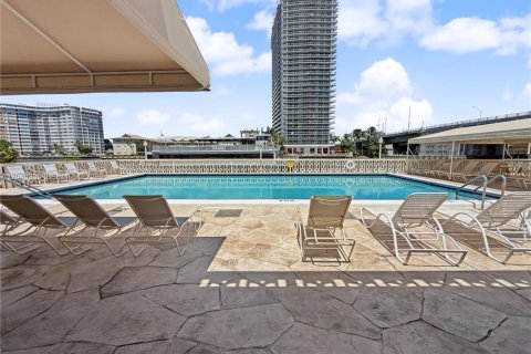 Condominio en venta en Hallandale Beach, Florida, 2 dormitorios, 109.25 m2 № 2276546 - foto 20