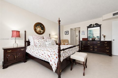 Condominio en venta en Hallandale Beach, Florida, 2 dormitorios, 109.25 m2 № 2276546 - foto 15