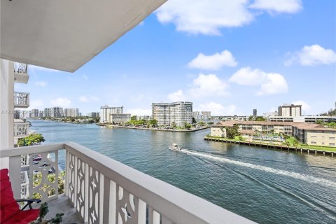 Condominio en venta en Hallandale Beach, Florida, 2 dormitorios, 109.25 m2 № 2276546 - foto 2
