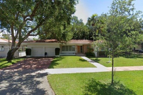 House in Coral Gables, Florida 3 bedrooms, 193.7 sq.m. № 1992863 - photo 1