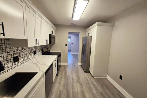 House in Tampa, Florida 4 bedrooms, 108.05 sq.m. № 1894590 - photo 20